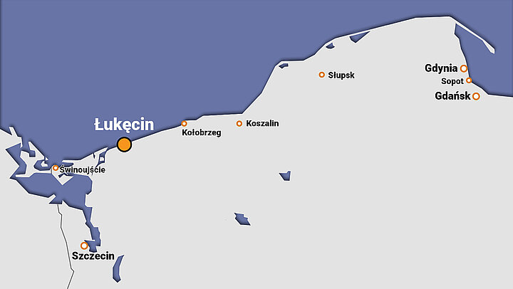 Uprosczona mapa pokazująca fragment polskego pomorza ze wskazaniem lokalizacji Łukęcina.